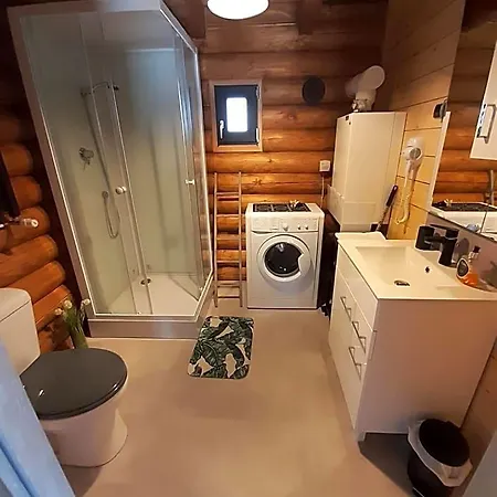 Pod Lasem Z Jacuzzi Lodge *